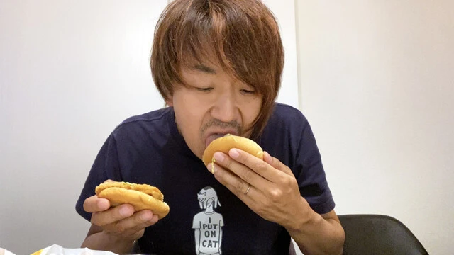 (1)舐める! まずはソース抜きのチキンクリスプを用意する。もしうっかりソース抜きでオーダーし忘れた場合はチキンクリスプを開き、ソースを舐めてプレーンな状態に戻してしまおう