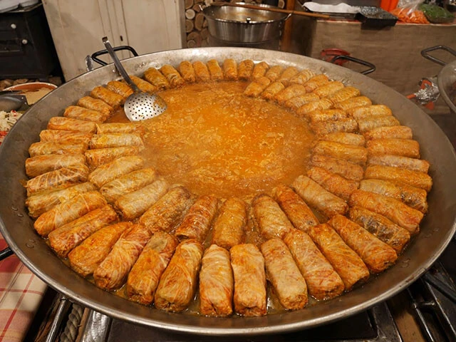 クリスマスマーケットに並ぶトルトットカーポスタ