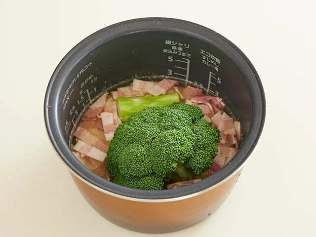 丸ごとブロッコリーの炊き込みご飯