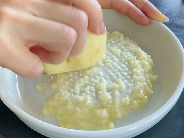 １．ベーコンを細かく切りフライパンでカリカリになるまで焼き始める。同時に鍋で湯（分量外）を沸かし、ジャガイモは皮を剥いてすりおろす。