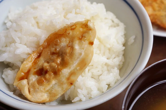 まずは揚げ餃子から