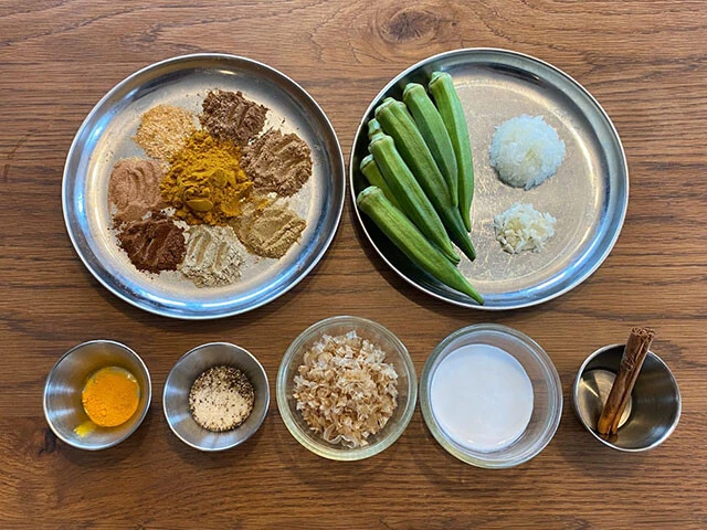 材料：（上段）自家製ミックススパイス（カレー粉で代用可）、オクラ、玉ねぎ、ニンニク、（下段）ターメリック、塩胡椒、鰹節、ココナッツミルク、シナモンスティック（省略可）