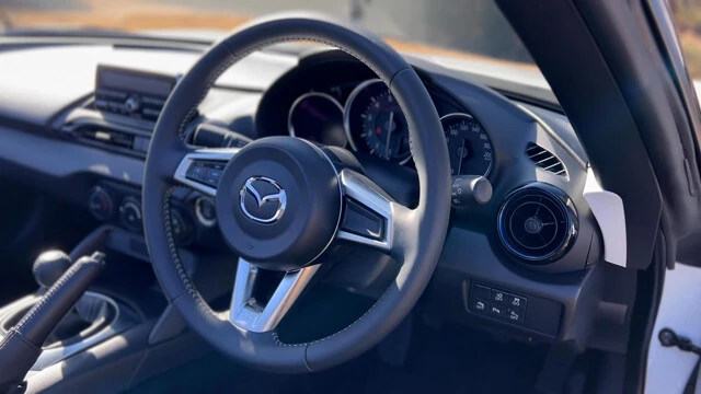 990Sは6速MTモデルのみ設定。「マニュアルのロードスターは本当に楽しい。ぜひ乗ってほしいですね」と河口氏