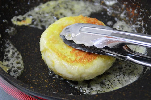 (3)焼く! 熱したフライパンにバターを溶かしたら(2)を入れ、軽く押し潰しながら両面を焦げ目がつくまで焼く。溶けたバターもなるべく生地に吸収させるようにするのがおいしさの秘訣だ