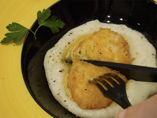 サクッと衣を切るとバターが飛び出してジュワ～とあふれます