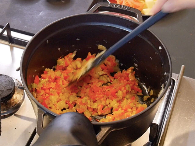 ２．鍋に油を引き、ニンニク、玉ねぎ、セロリ、赤パプリカの順に炒めていく。