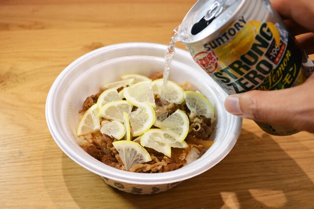 (4)ストゼロ! あとは(3)の上から円を描くようにストロングゼロを回しかけて完成。意外すぎる相性を堪能すべし。もしイマイチに感じたらストゼロをさらに飲み、自身の酔いを加速させよう!