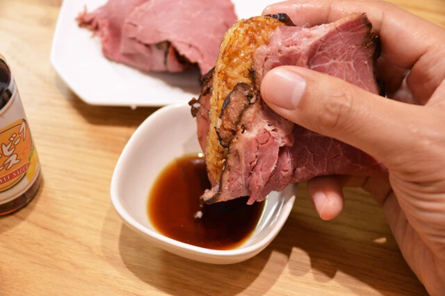 （５）激ウマ！　醤油＋わさびバターの味で十分激ウマだが、肉を多めに巻いた場合はローストビーフのたれをつけて食べるとよい。お好みのタレを用意してアレンジを楽しむのもアリだ