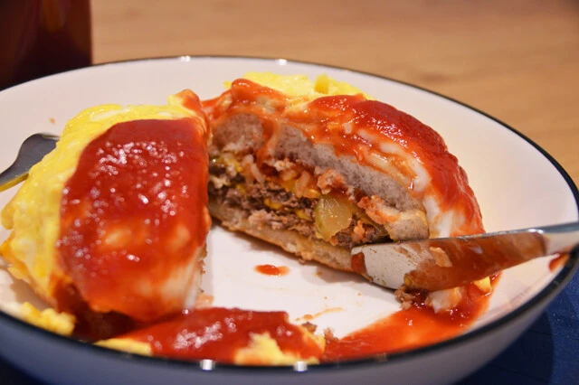 (4)完成! ソースをかければ完成。定番であり鉄板なのはケチャップだが、デミソース、カレー、マヨネーズ、ホワイトソースなどなんでも合う。お好みの味を見つけよう!