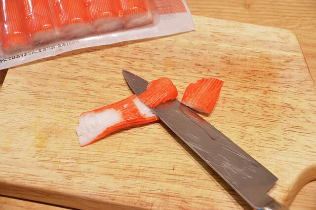 (4)しっぽ! 普通サイズのカニカマを薄くスライスし、しっぽを作ると見た目がよりリアルに。お湯で希釈しためんつゆと大根おろしで天つゆを作り、つけて食べれば味も完全に海老天だ!