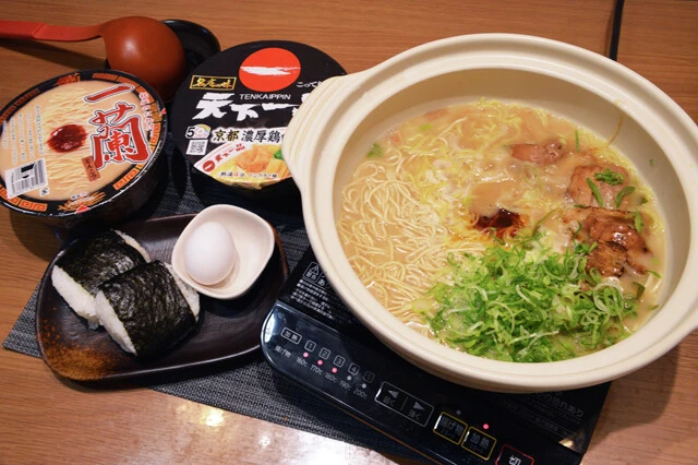 【野島慎一郎のバカレシピ】超人気店のスープをブレンドしたら夢のこっさりが完成！　シメのおにぎり雑炊も！「天下一品×一蘭　ブレンド鍋ラーメン」