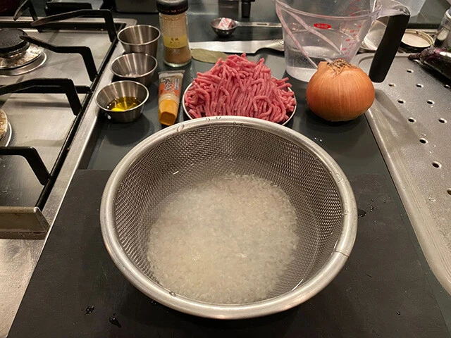 １．米を洗って水に浸けておく