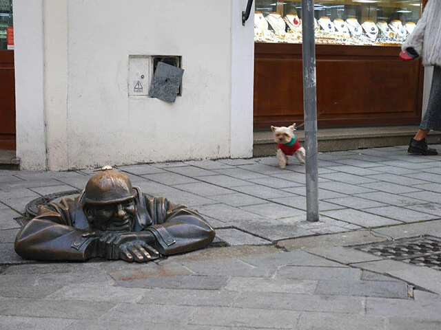 マンホールから顔をのぞかせるおじさん「チュミル像」