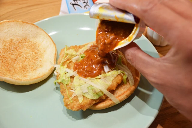 (2)プチッと! プレーンな状態のチキンクリスプを開き、お好みの味のプチッとうどんを半分ほどかける。「すだちおろしうどん」など水っぽいものを使う場合は全体を浸すようにするとよい