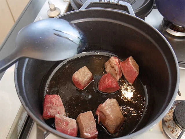 ２．鍋にオリーブオイルを入れ、肉を軽く炒めたら取り出しておく