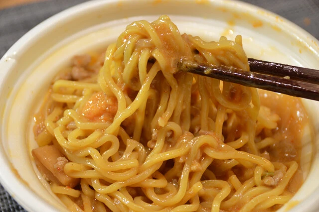 コンビニの味噌ラーメンにうまい棒めんたい味を突っ込んで汁を吸わせる。コーンが溶ければスープがドロドロのまぜそば状態に！