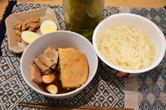 どん兵衛を昆布水つけ麺に魔改造したら異次元のだしブーストでうまみが炸裂! 夏にぴったりの新つけ麺の爆誕ですっ!「どん兵衛の昆布水つけ麺」【B級フード研究家・野島慎一郎のバカレシピ】