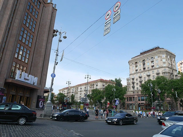 キーウの中心地。左にあるのはツムという大きなショッピングモール
