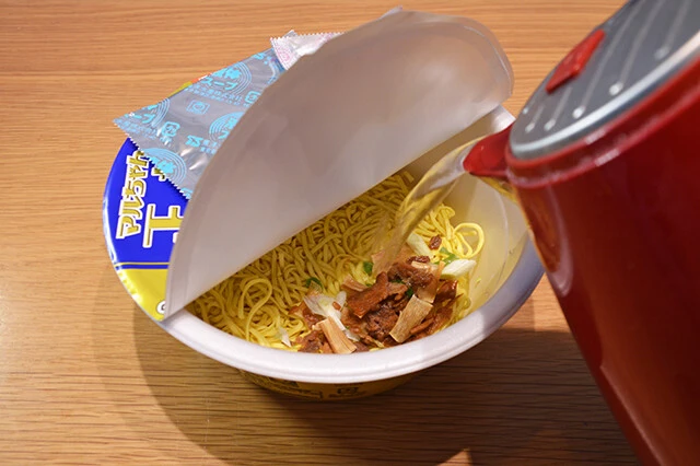 (1)熱湯! マルちゃん正麺に熱湯を注いで5分待ち、湯ぎりをしてソースをかけるところまで作ろう。文字数が余ったのでもう一度。湯ぎりをしてソースをかけるところまで作ろう