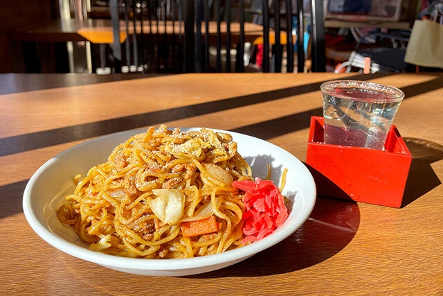 パリッコ連載『今週のハマりメシ』第１２回：夢とうつつのはざまにまどろむ、もつ煮、焼きそば、レモンサワーの午後