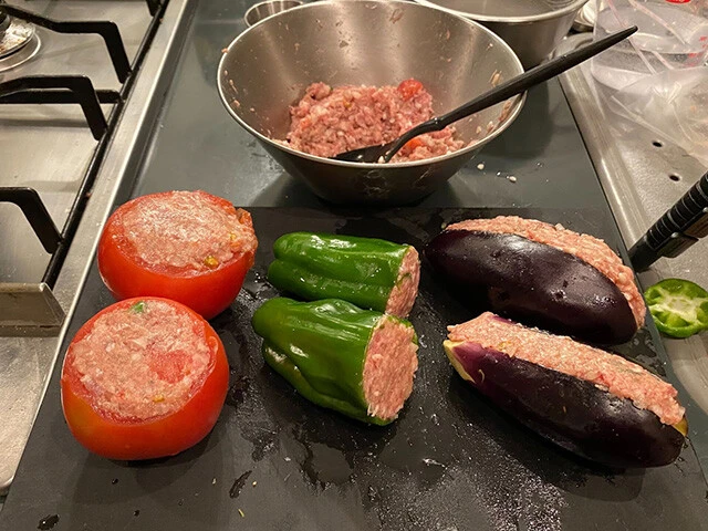 ４．２の野菜の器に、３のタネを詰め込む