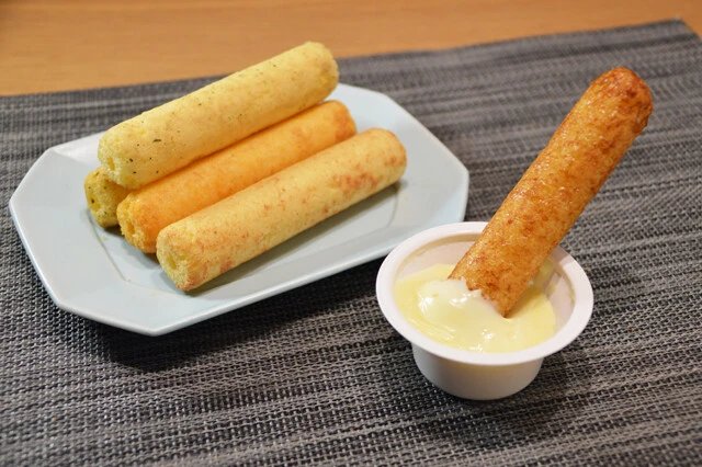 （６）うまい棒チーズフォンデュ　うまい棒はほとんどの味が溶かしたチーズと相性抜群。市販のチーズフォンデュセットにディップして食べると幸福度ＵＰ！