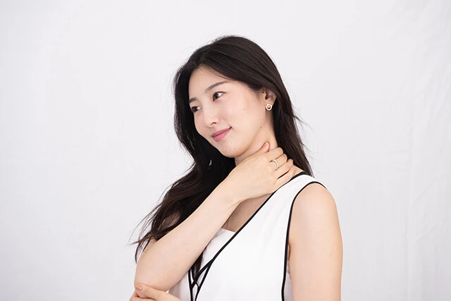 首を傾けると、耳下から鎖骨にかけて大きな筋が浮き上がります。  そこを上から下へ優しく揉みほぐすように、指でつまんでいきます