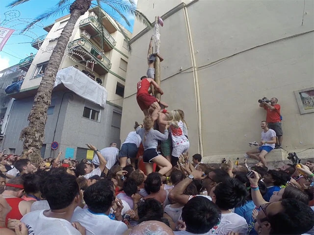 「パロ・ハボン（石鹸の棒）」という生ハム争奪戦