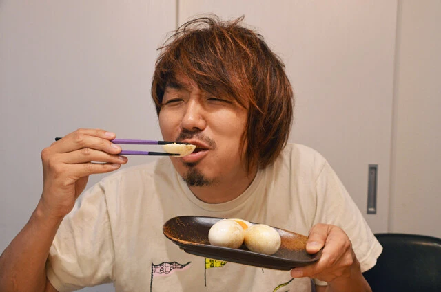 （５）食べる！　あとは自分の金玉をかじられることを想像しながら食べるだけ。股間がヒュンと縮み上がる感覚も調味料。冷蔵庫から出して少し放置し、温度を人肌に近づけると一層リアルに！