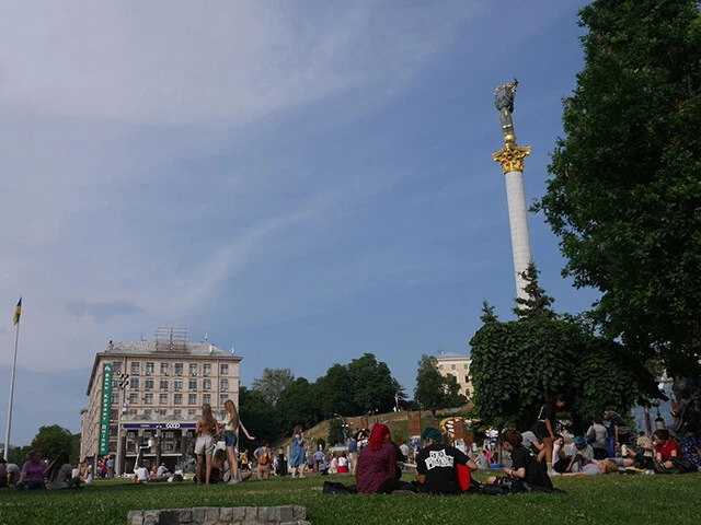 首都キエフの独立広場の何気ない日常
