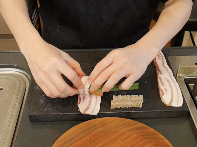 ２．パンチェッタで具を巻いていく