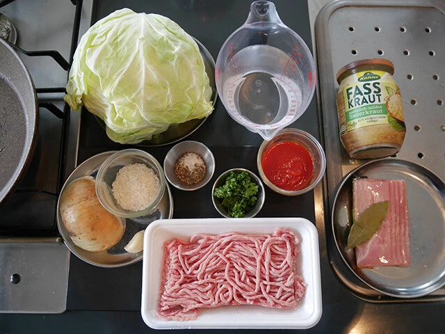 材料：キャベツ、水、玉ねぎ、ニンニク、生米、塩胡椒、パセリ、トマトピューレ、挽肉。あればローリエ、ベーコン、ザワークラウト。他トッピングなど