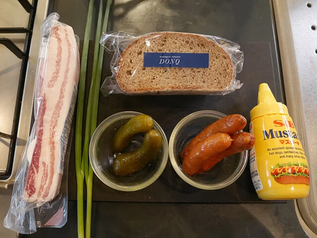 材料：パンチェッタ、ネギ、黒パン、ピクルス、豚肉（チャーシューやソーセージ）、マスタード（他ニンニク、胡椒などお好みで）