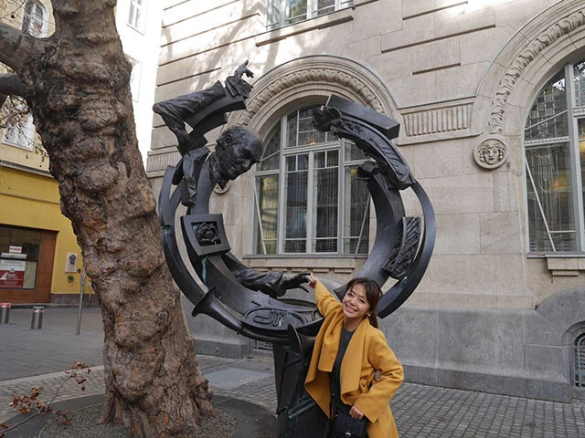 リスト音楽大学前にある世界的指揮者サー・ゲオルグ・ショルティの像