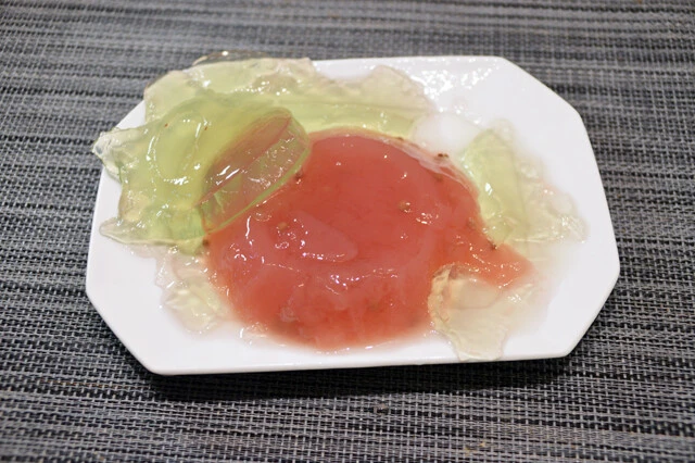 (4)失敗!? (3)が固まったら型を湯せんで軽く温め、取り出して2個重ねられたら大成功。残念ながら今回は固め方が甘く大崩壊......。その場合はスイカ割りをしたことにすればOK!