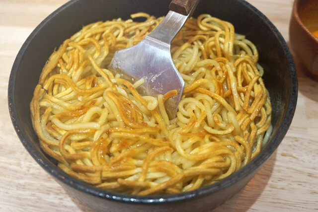 勢いよくヘラをさしこんで！