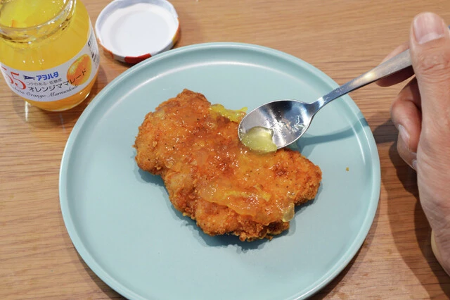 (2)塗る! ファミチキの表面にオレンジマーマレードを薄く塗る。甘さと酸味がある柑橘系のジャムなら代用も可能。ゆず茶の素などでも合うので、アレンジも試してみよう