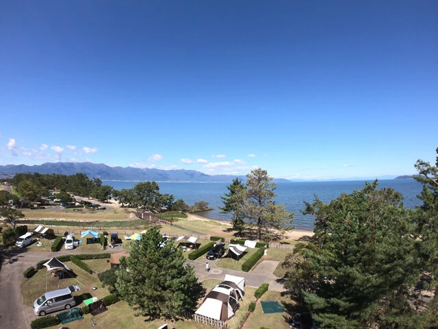 マイアミ浜 オートキャンプ場 キャンプ雑誌で『人気キャンプ場ランキング』西日本1位を獲得。湖岸沿いの風景が素晴らしい