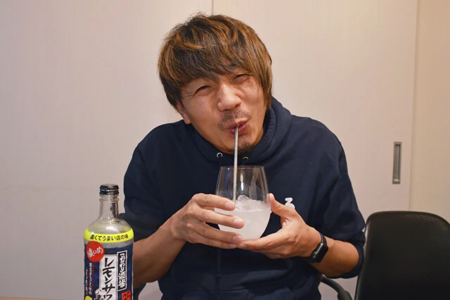 (5)飲む! あとは飲むだけ。未体験の酸味の濃さと、炭酸なのに強烈なアルコールを体験できるが、普通の感覚だとさすがに濃すぎる(笑)。炭酸水でお好みの濃さに薄めて飲むのが正解だ