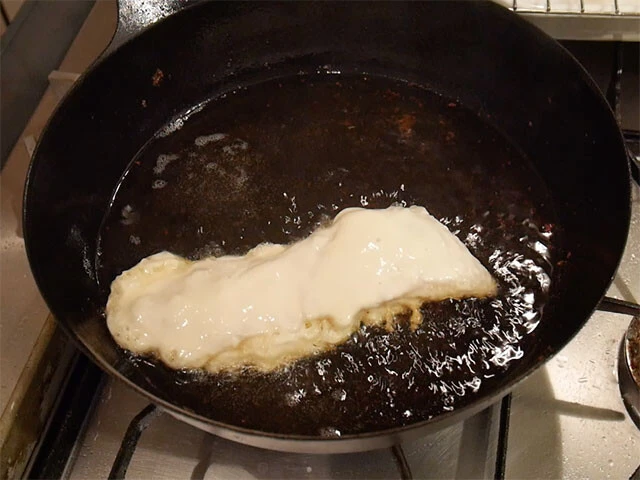 ５．３で残った油１７０℃にタラを入れ、両面キツネ色になるまで揚げたら「フィッシュ」のできあがり。