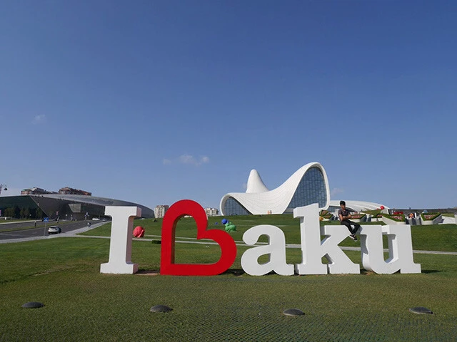 奥に見えるのは「ヘイダル・アリエフ・センター」