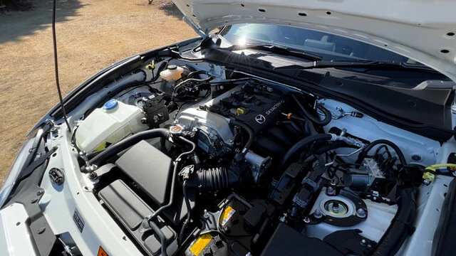 Sグレード同様、ボンネットのインシュレーターは取り除かれている。もちろん、その理由は軽量化を追求するためだ