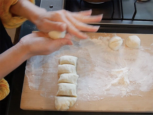 ３．生地を棒状に伸ばしてから８等分にし、それぞれ丸め直したら麺棒で薄く伸ばす。