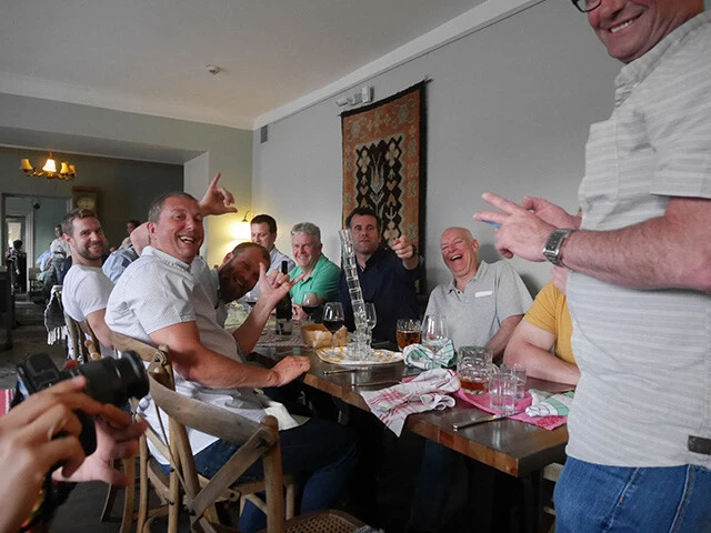 フィンランド料理と共にウォッカのショットを積み上げる幸福度の高い人々