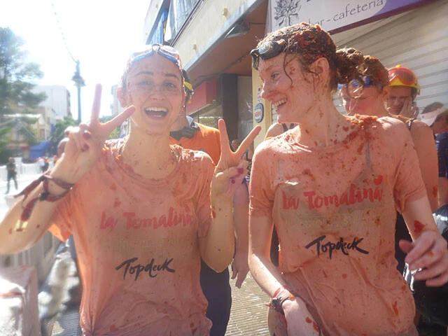 激しいトマト祭りを体験し最後はこの笑顔！