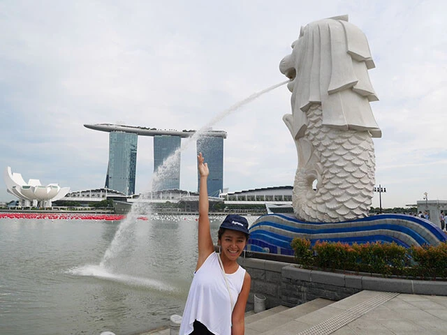 マリーナベイ・サイズを背後にマーライオンではしゃぐ旅人になった私（２０１４）