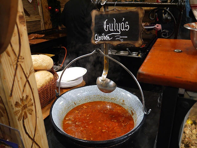 ハンガリーのクリスマスマーケットで売られていたグヤーシュ