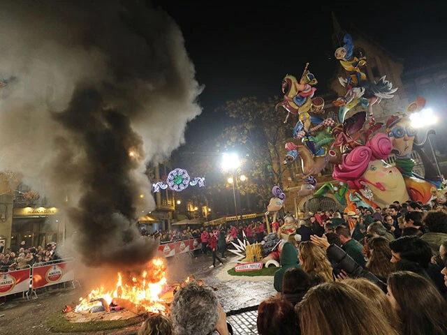 祭りの最終日に順番に燃やされていくファリャ