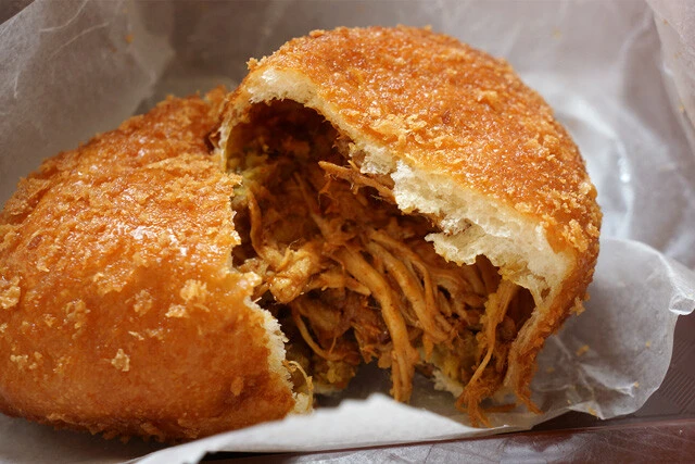 「プルドポークのカレーパン」