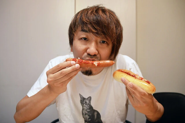 （１）舐める！　ホットドッグのソーセージを取り出し、ケチャップ、マスタードなどをきれいに舐め回してプレーンな状態に戻そう。もちろんパンとソーセージを自前で用意して作ってもＯＫだ